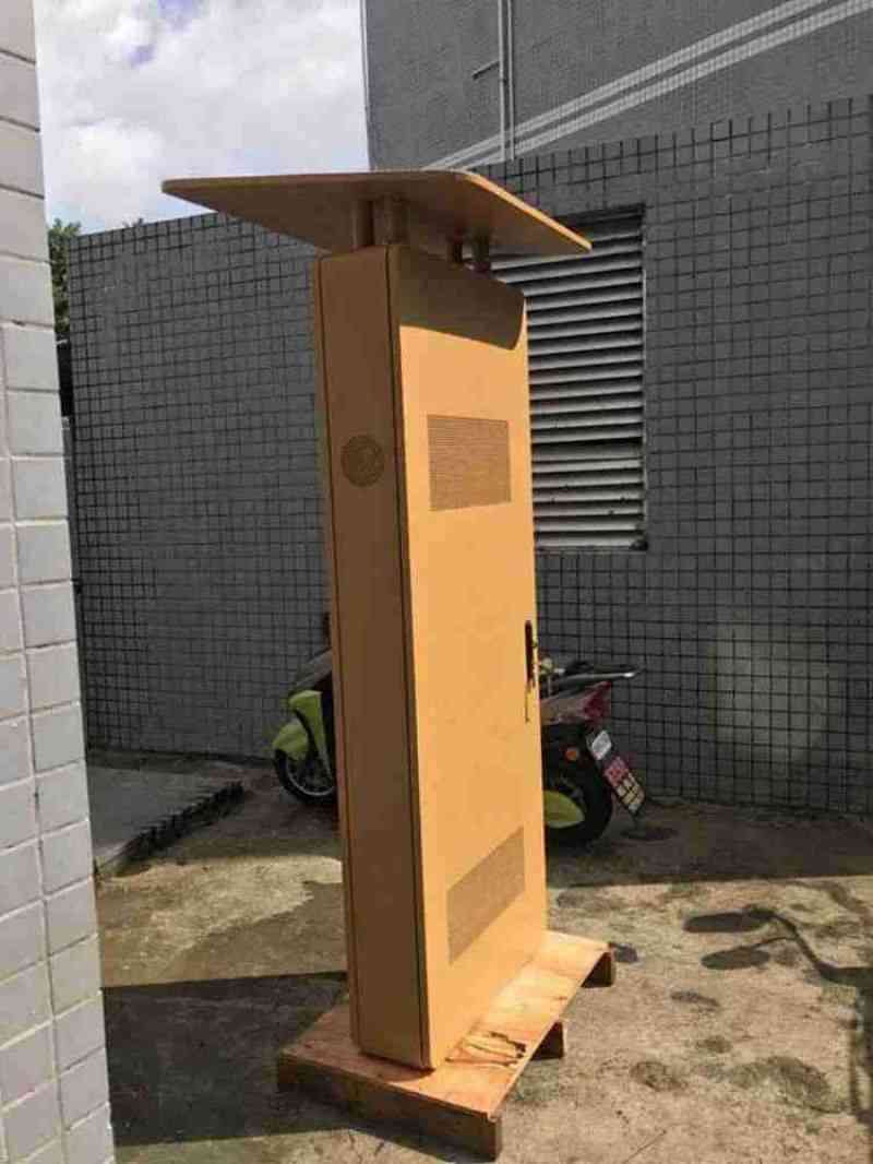 43寸雨棚款多媒體戶外廣告機-02