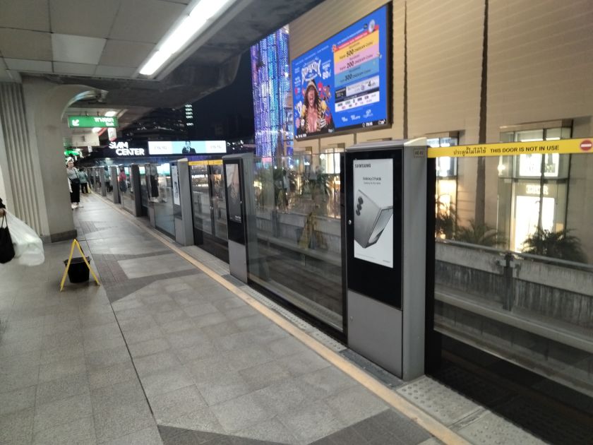 地鐵防護(hù)門(mén)廣告機(jī)