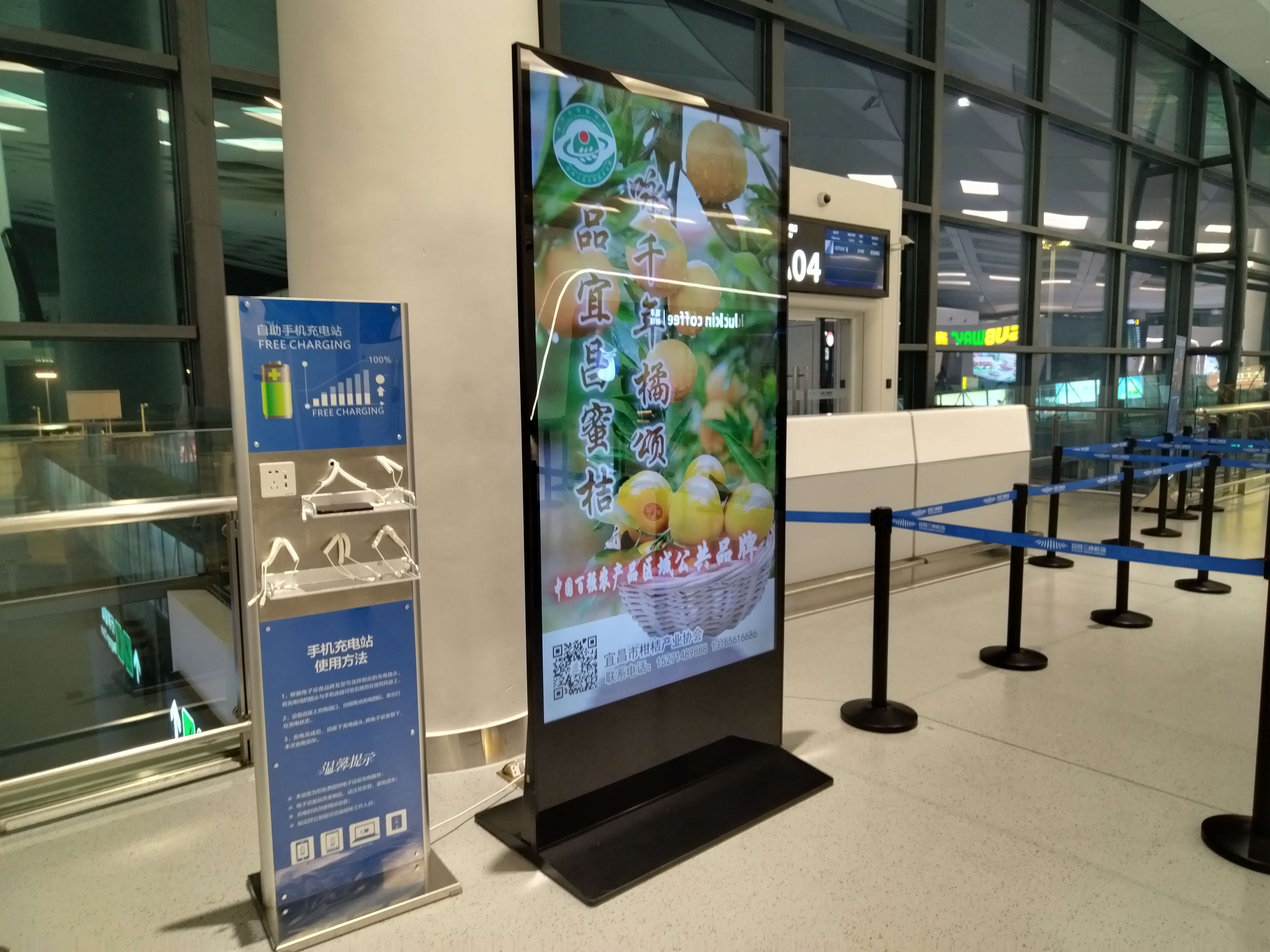 110寸4K屏廣告機(jī)落地款