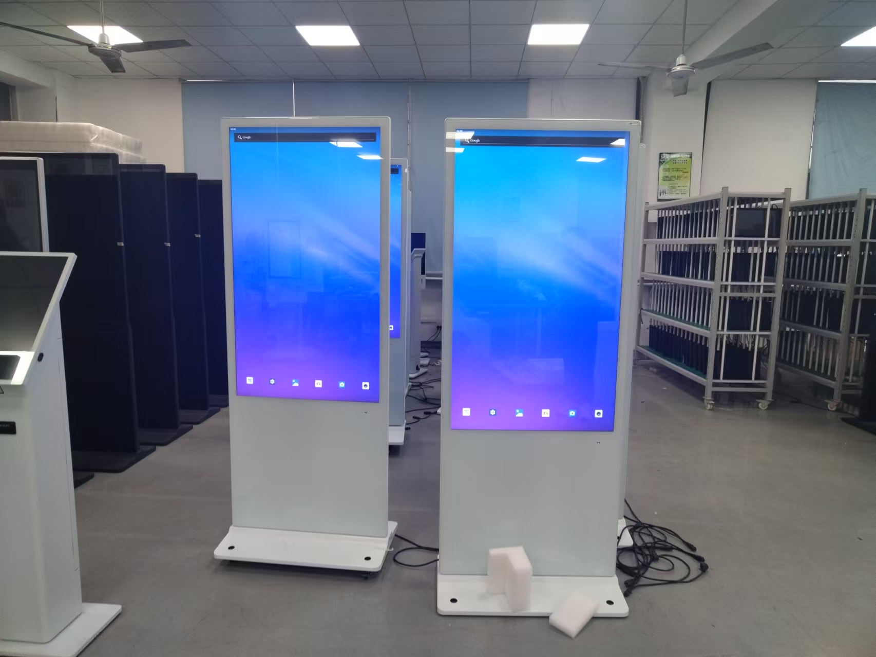 55寸白色落地式數(shù)字標牌超薄款