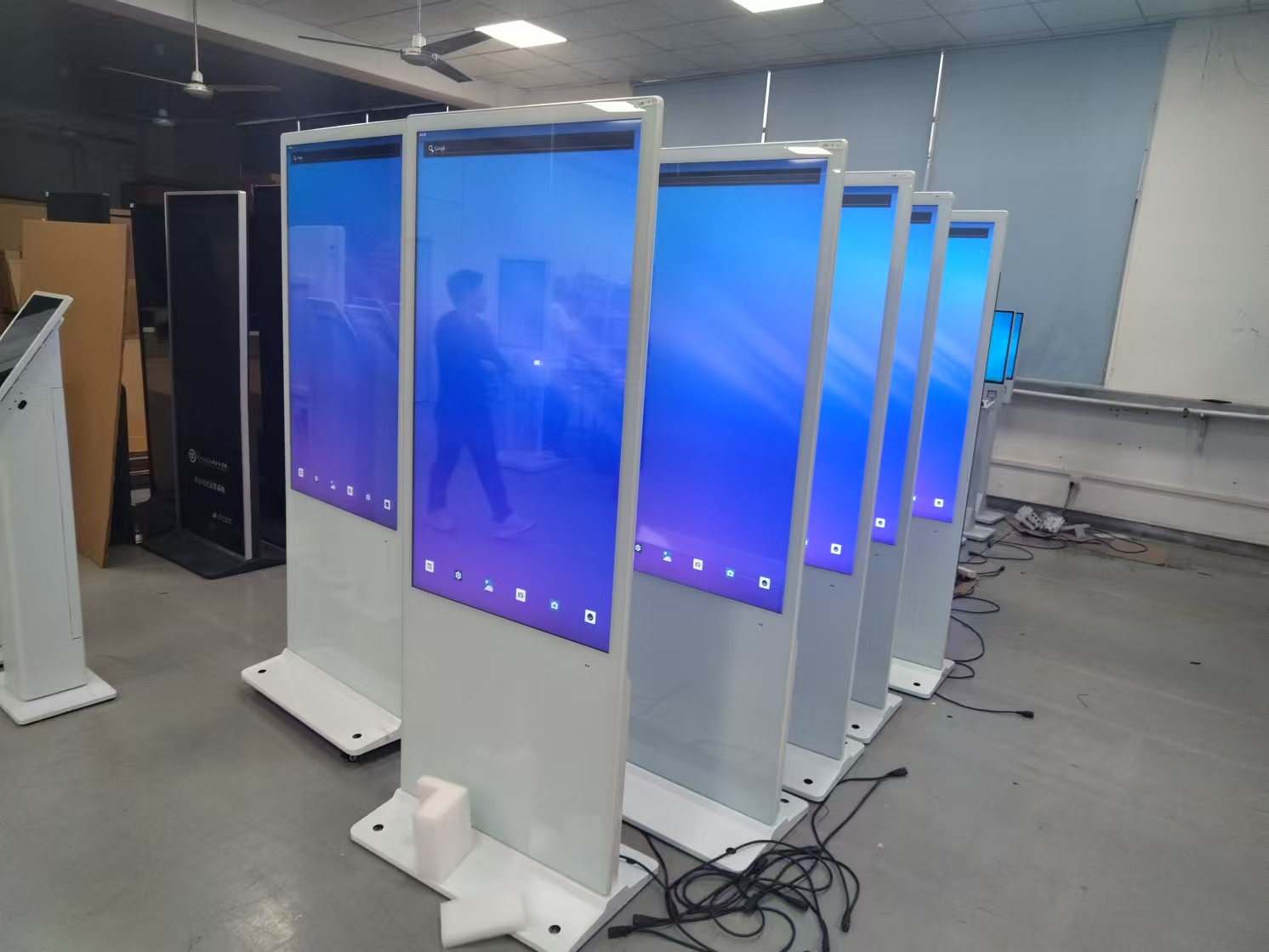 55寸白色落地款數(shù)字標牌廣告機