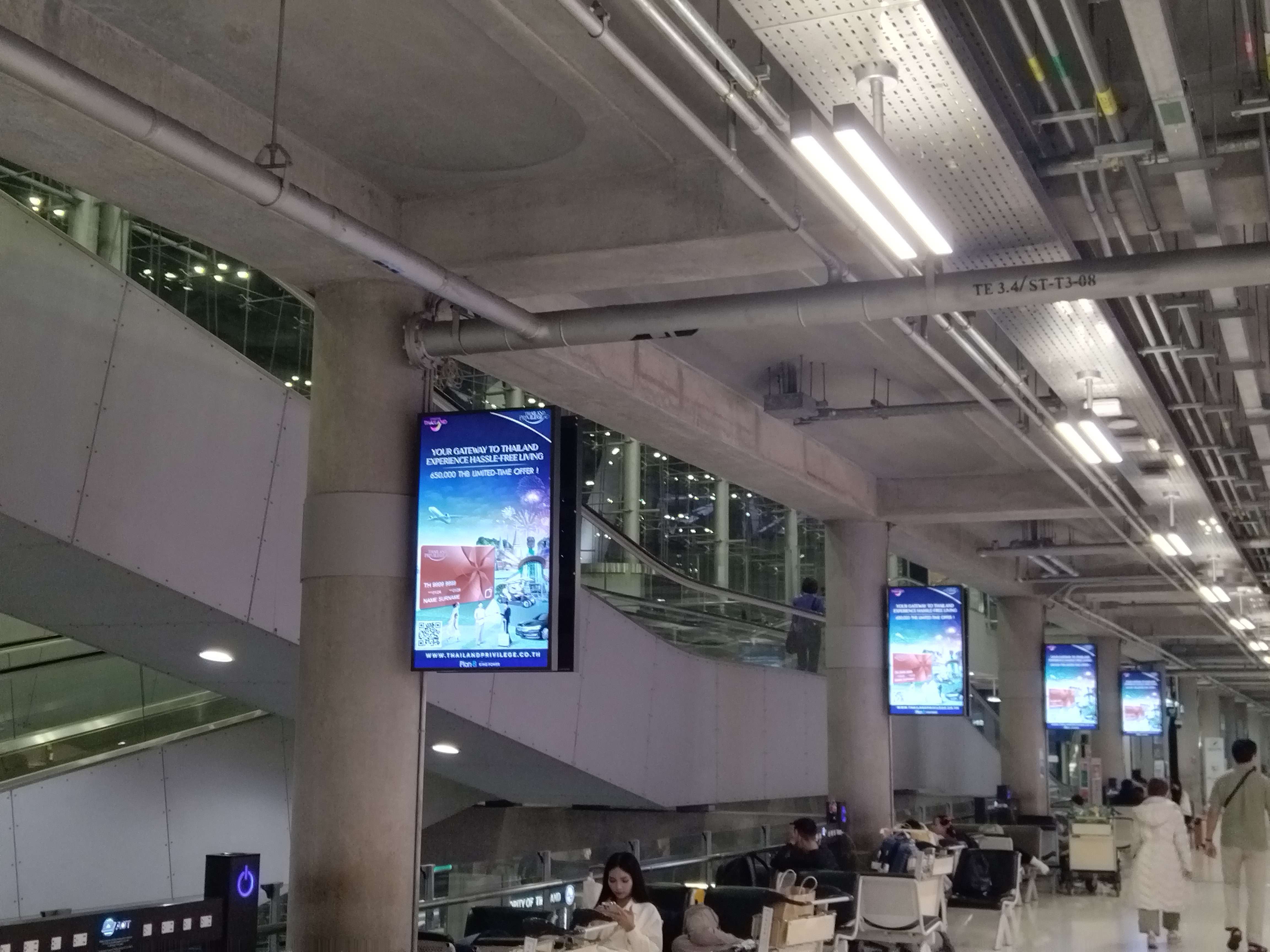 機(jī)場(chǎng)43寸雙屏數(shù)字標(biāo)牌廣告機(jī)