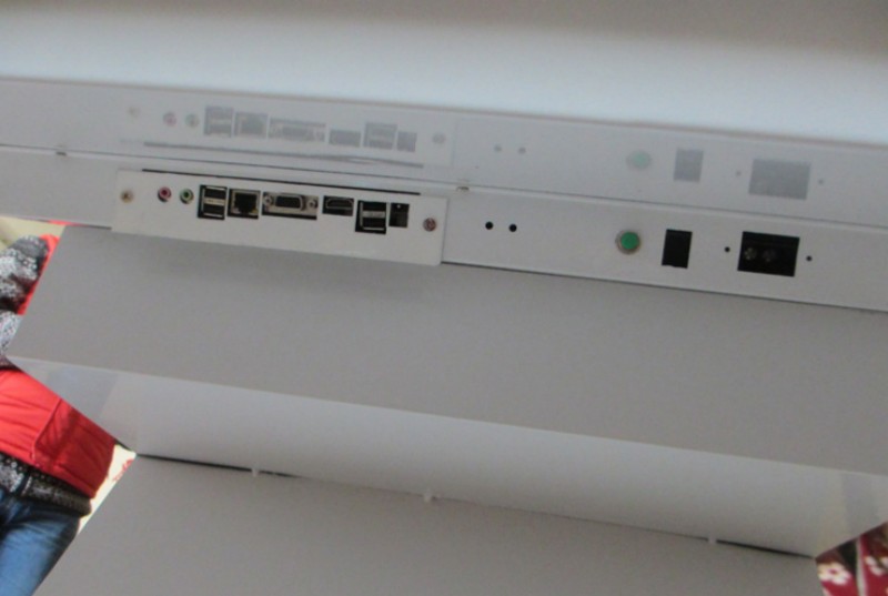 電容觸摸液晶廣告機(jī)